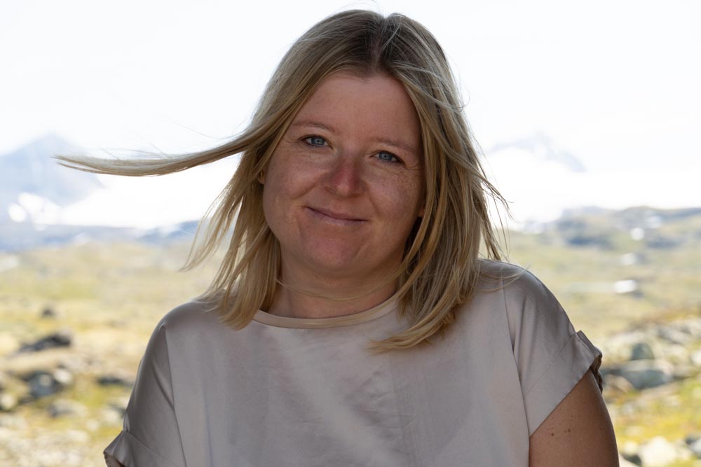 Pia ruhig fuersorglich guckend
